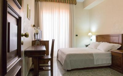 Camera Matrimoniale con Balcone e Vista Mare