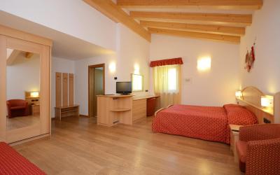 Camera Tripla Superior