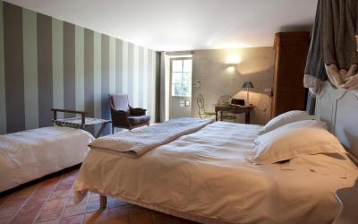 Chambre Familiale (2u00a0Adultes + 1u00a0Enfant) Chambre Familiale (2u00a0Adultes + 1u00a0Enfant)