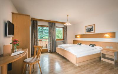 Camera Matrimoniale con Balcone e Vista Montagna 