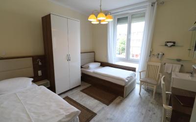 Zweibettzimmer mit eigenem Bad auu00dferhalb des Zimmers