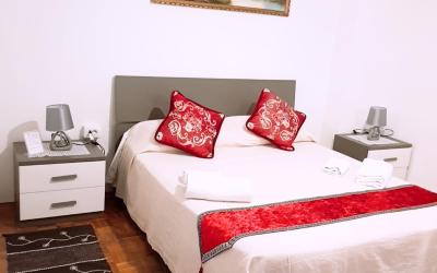 Camera Matrimoniale con Bagno in Comune 