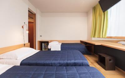 Camera Tripla Superior