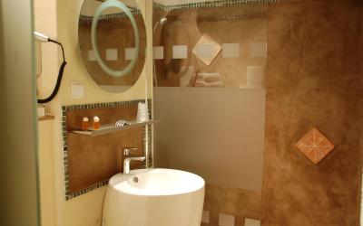 Chambre Double avec Terrasse et Bain u00e0 Remous Privu00e9u00a0-u00a0Vue sur Arriu00e8re de lu2019Hu00f4tel