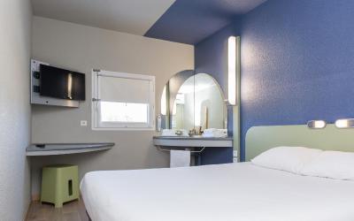 Chambre Double Avec Grand Lit
