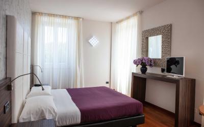 Camera Matrimoniale/Doppia con Letti Singoli con Vista Lago Parziale