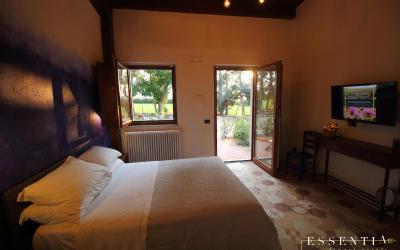 Camera Matrimoniale con Vista Giardino