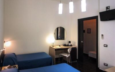 Camera Tripla Economy