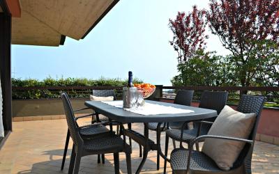 Appartamento con 2 Camere da Letto e Vista Lago