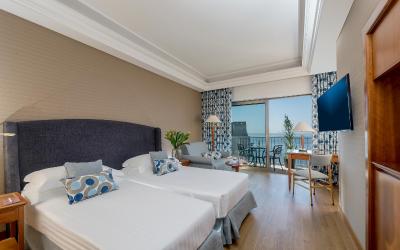 Camera Tripla Superior con Vista Mare