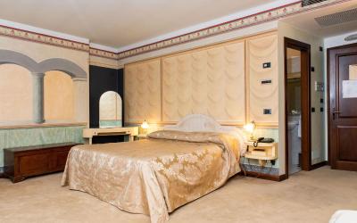 Camera Tripla Superior