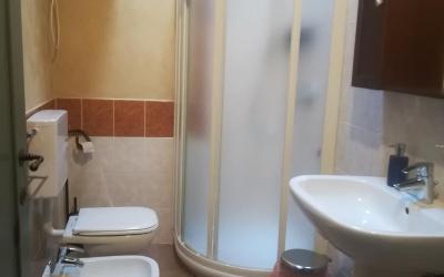 Camera Doppia con Letti Singoli e Bagno in Comune