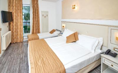 Camera Tripla con Vista Giardino