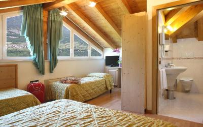 Camera Tripla Superior