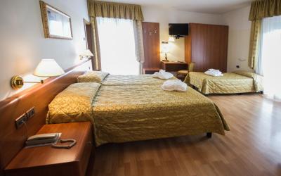 Camera Quadrupla Superior