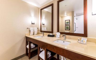 Upgraded King Suite with Sofa Bed - Non-Smoking