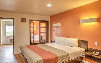 King Suite with Spa Bath - Non-Smoking