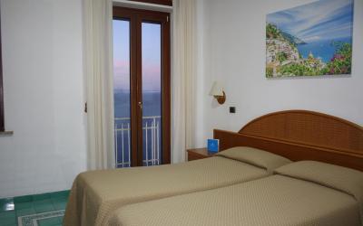 Camera Standard Doppia con Letti Singoli e con Vista Mare