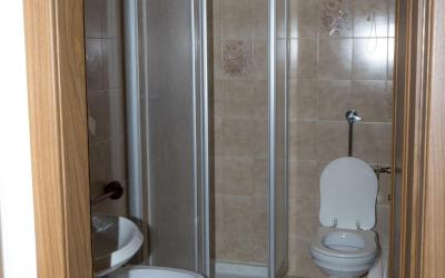 Camera Doppia con Letti Singoli e Bagno in Comune