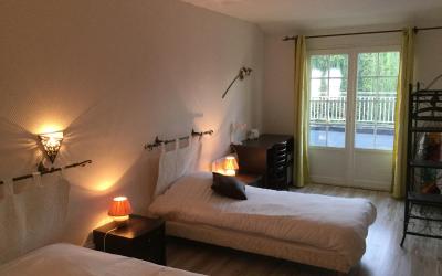 Chambre Familiale (3 Adultes) Chambre Familiale (3 Adultes)