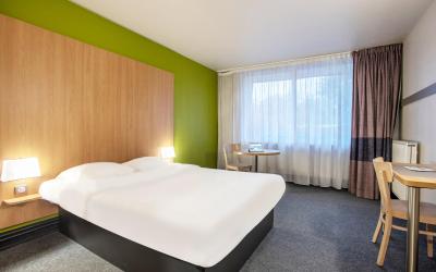 Chambre Double - Accessible aux Personnes u00e0 Mobilitu00e9 Ru00e9duite  Chambre Double - Accessible aux Personnes u00e0 Mobilitu00e9 Ru00e9duite