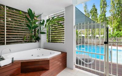 Spa Swim Out Hotel Room