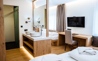 Camera Tripla Superior