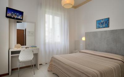 Camera Tripla Economy