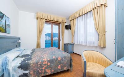 Camera Matrimoniale/Doppia con Letti Singoli con Vista Lago.