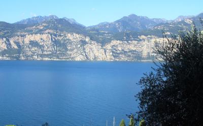 Camera Matrimoniale con Balcone Laterale e Vista Lago