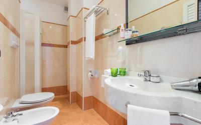 Camera Tripla Superior