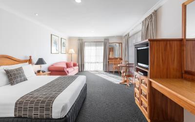 Deluxe Suite with Spa Bath