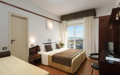 Camera Tripla Superior