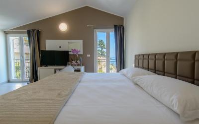 Camera Quadrupla con Balcone e Vista Mare