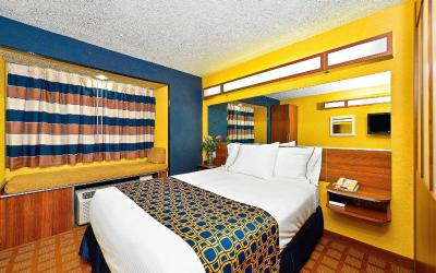 Studio Queen Suite - Accessible/Non-Smoking