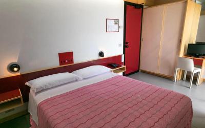 Camera Tripla Economy