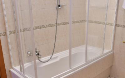 Camera Matrimoniale o Doppia con Letti Singoli con Bagno Esterno 