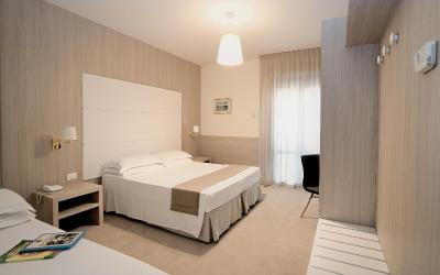 Camera Tripla con Vista Mare Parziale 