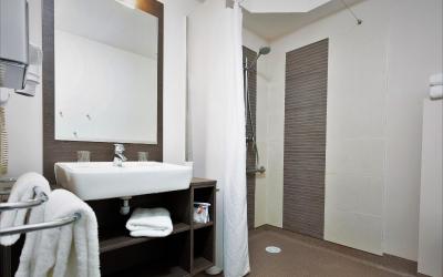 Chambre Triple Familiale 2u00a0Chambres (2u00a0Adultes + 1u00a0Enfant) Chambre Triple Familiale 2u00a0Chambres (2u00a0Adultes + 1u00a0Enfant)