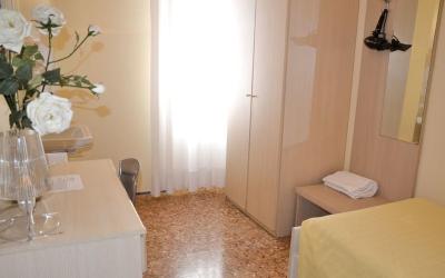 Camera Singola con Doccia e Servizi Igienici in Comune