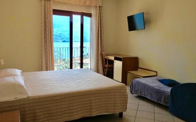 Camera Tripla con Balcone e Vista Lago