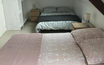 Lit Simple dans Dortoir Mixte