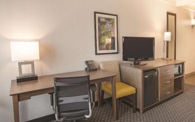 Deluxe King Room - Non-Smoking