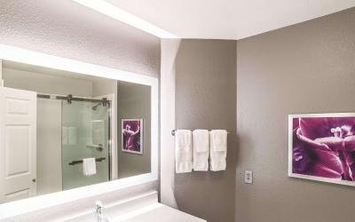 One-Bedroom King Suite - Non-Smoking