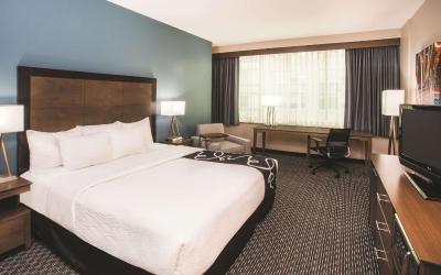 King Room with Bath Tub - Mobility Accessible/Non-Smoking