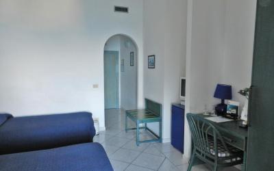 Camera Tripla Superior con Vista Mare