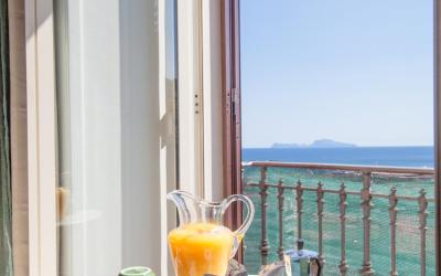 Camera Matrimoniale con Balcone e Vista Mare