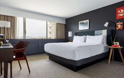 Queen Room with Bathtub - Mobility Accessible