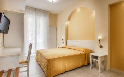 Camera Tripla Standard