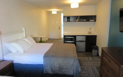 Standard 2 Queen Room